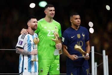 Dibu Martínez repasa los cánticos contra Mbappé en la final de Qatar: “Francia lo hizo con Messi en el 2018″