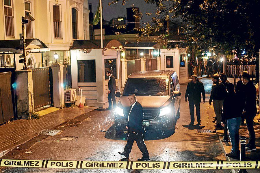 Funcionarios de la policía turca fuera del consulado saudita en Estambul, donde fue visto por última vez el periodista Jamal Khashoggi, de 60 años.