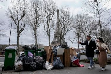 La basura opaca brillo de París en plena huelga por proyecto de pensiones