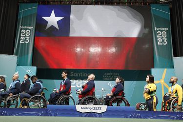 Camila Campos, Jorge Carinao y Juan Carlos reciben sus medallas de oro en para powerlifting.