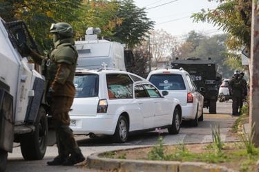 Ñuñoa: Carabineros desplegó amplio contingente policial en funeral de adolescentes muertos en intento de portonazo