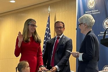 Nueva embajadora de Estados Unidos en Chile llegó este martes a Santiago