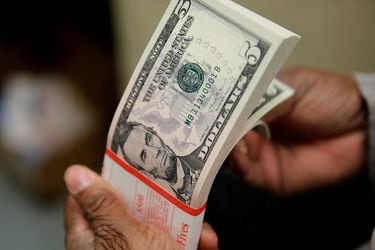 El dólar revierte caída inicial y vuelve a cerrar sobre los $800 en jornada marcada por feriado internacional