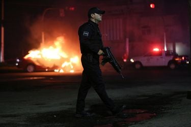 Matriz de Cruz Verde sufre duro ataque a manos del narcotráfico: queman 25 locales en revuelta tras detención de líderes de cartel