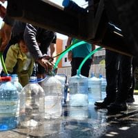 Gobierno trasladará 34 mil litros de agua embotellada a Antofagasta ante emergencia sanitaria