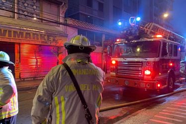 Bomberos extingue incendio en casco histórico de Viña del Mar 