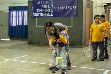 Jugar tenis siendo ciego: el paradigma que se rompió en un colegio de La Cisterna