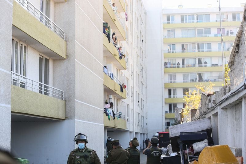 Carabineros desalojó más de una treintena de familias en departamentos tomados del llamado "edificio sin ley" de la comuna de La Cisterna. Foto: Diego Martin / Agencia Uno.