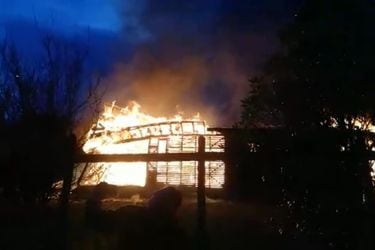 Macrozona sur: alrededor de 20 sujetos queman dos viviendas, una bodega y un vehículo en Cañete