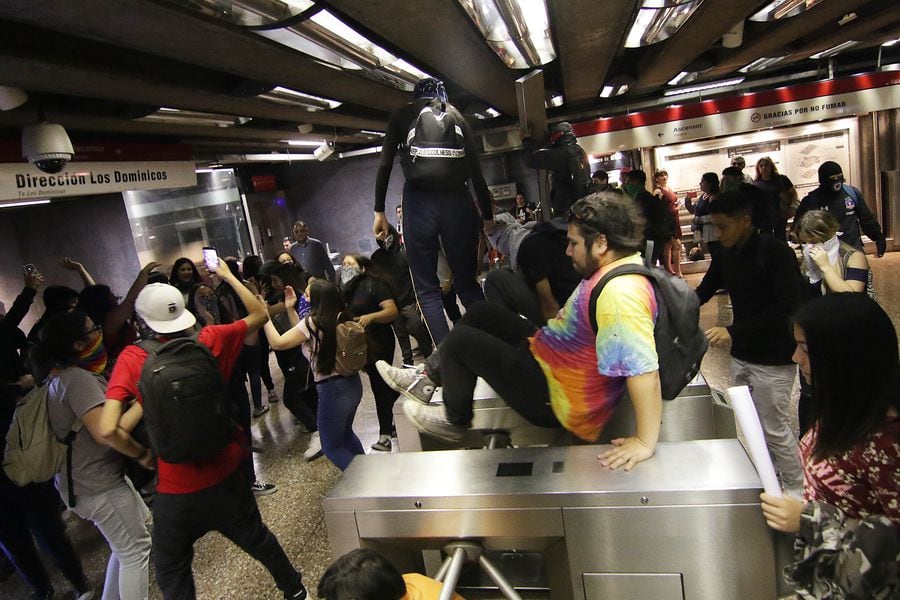 Estudiantes vuelven a convocar evasiones masivas en el transporte público por aumento de la tarifa.