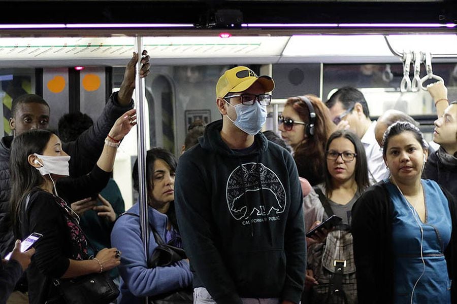 Usuarios del metro comienzan el uso de mascarillas para evitar contagio del COVID-19