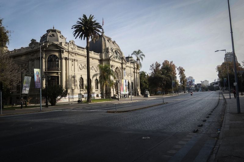 Museo de Bellas Artes en medio de las calles vacías de un Santiago en cuarentena.