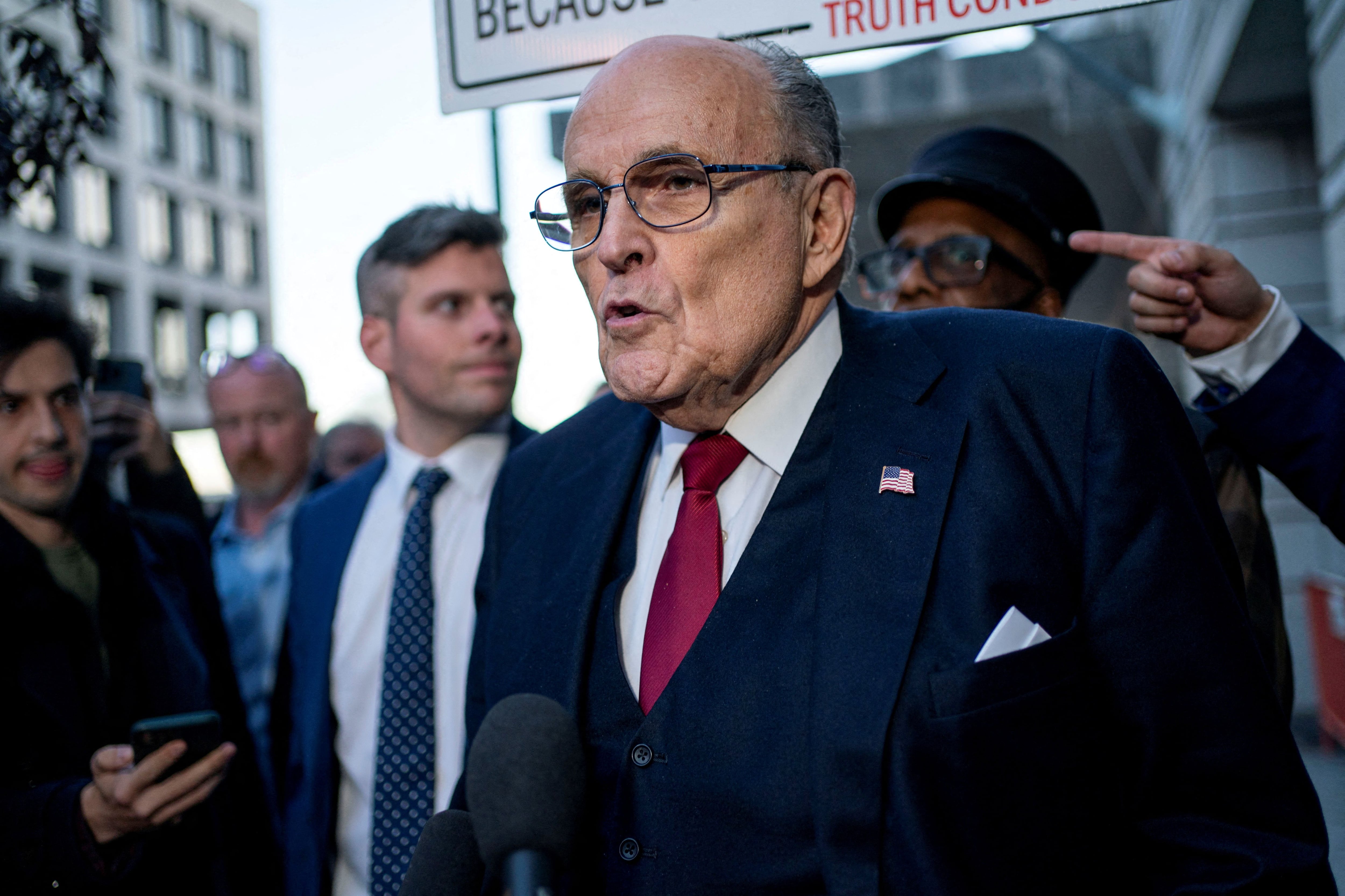 El exalcalde de Nueva York Rudy Giuliani está entre los 18 acusados por la trama de Arizona. Sary: Reuters