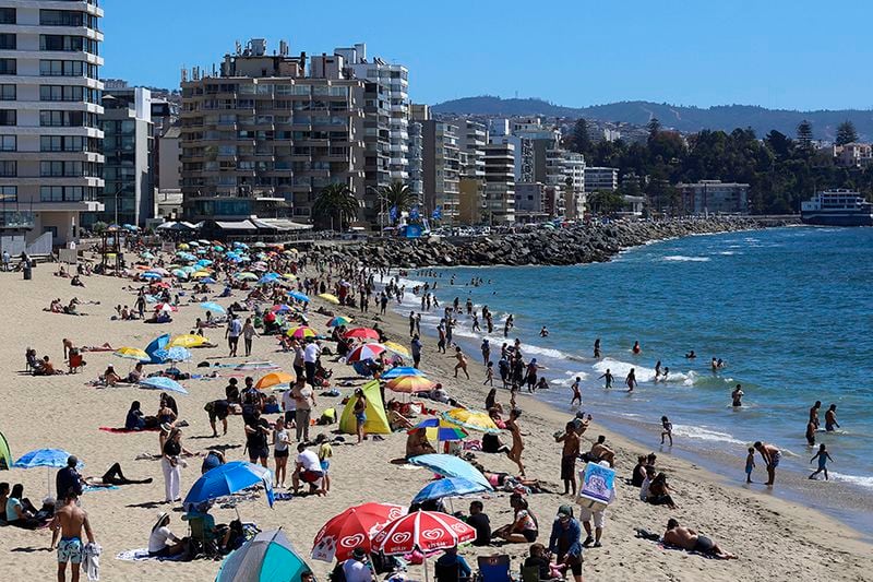VIÑA DEL MAR: Gran cantidad de turistas repleta playas del borde costero