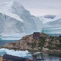Gigantesco iceberg amenaza desde muy cerca a una aldea de Groenlandia
