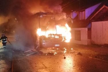 Nuevo ataque incendiario en Cañete: destruyen bus y otro resulta dañado e plena zona urbana