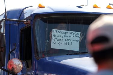 Camioneros de Valparaíso bloquearon parcialmente la Ruta 68 sumándose a protestas de colegas del norte por homicidio de conductor en Antofagasta. Foto: Manuel Lema Olguín / Agencia Uno.