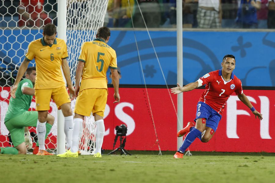 Alexis Sánchez celebra el primer gol de Chile ante Australia en Brasil 2014.