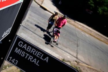 ¿Gabriela Mistral, Santa María o Fresia? Sólo el 36% de las calles en Chile tiene nombre de persona y el 5,4% es de mujer
