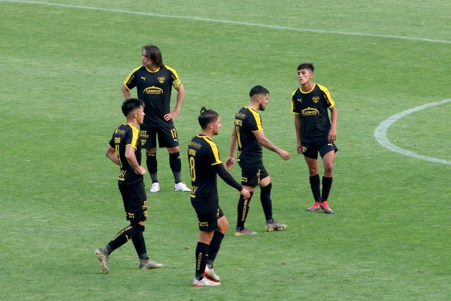 Los jugadores de Fernández Vial, durante un partido correspondiente a la Segunda División 2020. FOTO: Agencia Uno.