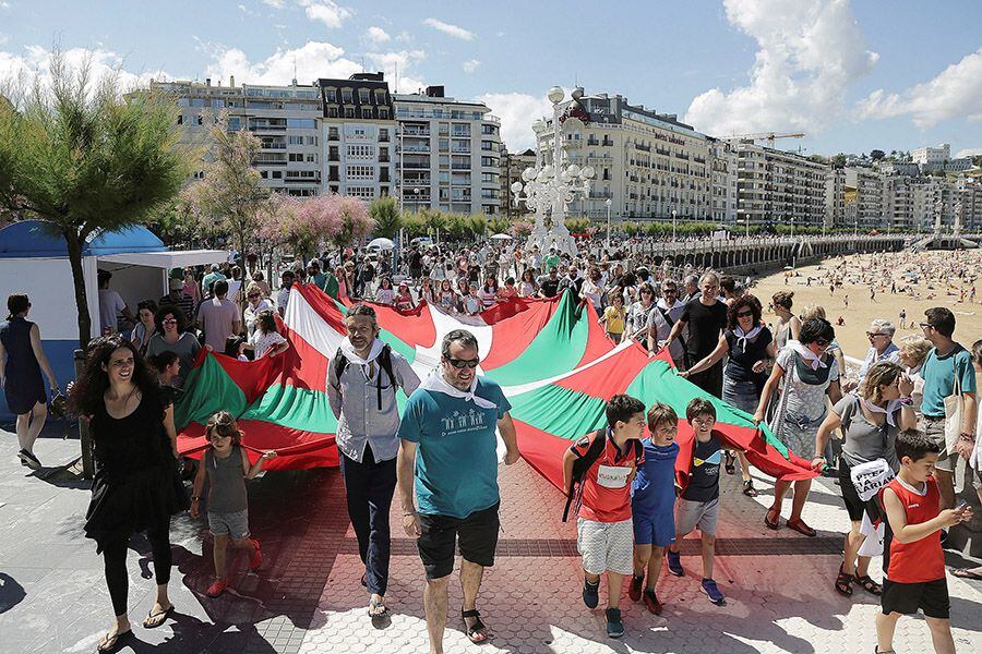 Masiva cadena humana por el derecho de autodeterminación en el País