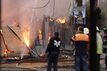 Incendio arrasa con 11 locales comerciales en Viña del Mar