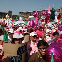 En medio de la marcha por la democracia: protestan contra AMLO a dos semanas de elecciones presidenciales en México
