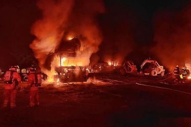 Ataque incendiario en La Araucanía: sujetos queman once maquinarias en Toltén