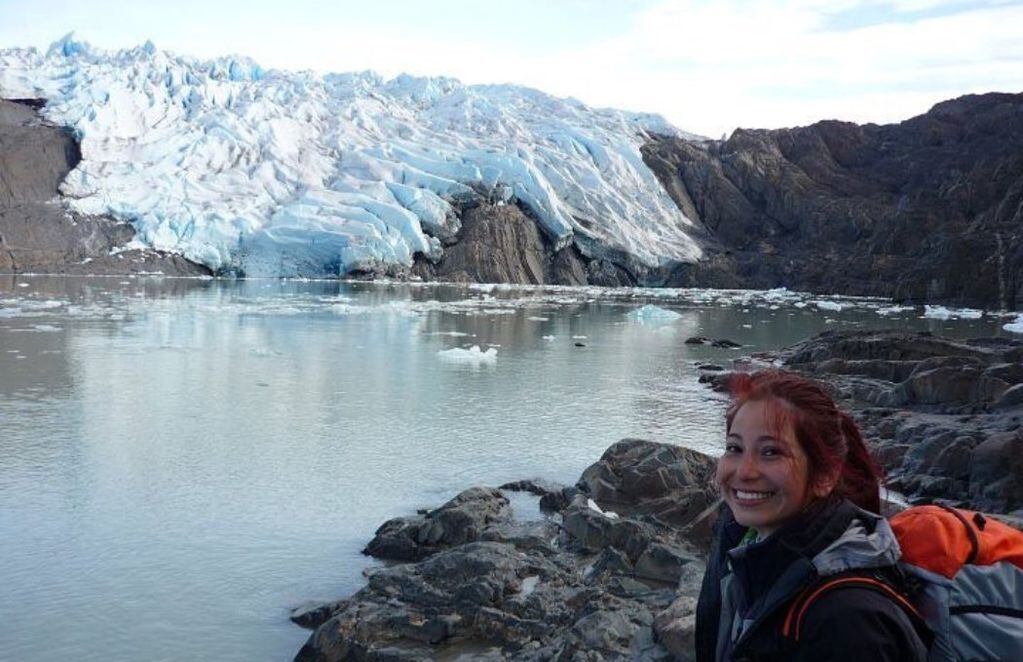 Una joven palentóloga en el glaciar. FOTO: Instagram de Judith Pardo
