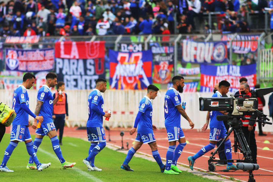 Los jugadores de Universidad de Chile se dirigen al camarín tras el empate frente a Coquimbo Unido.