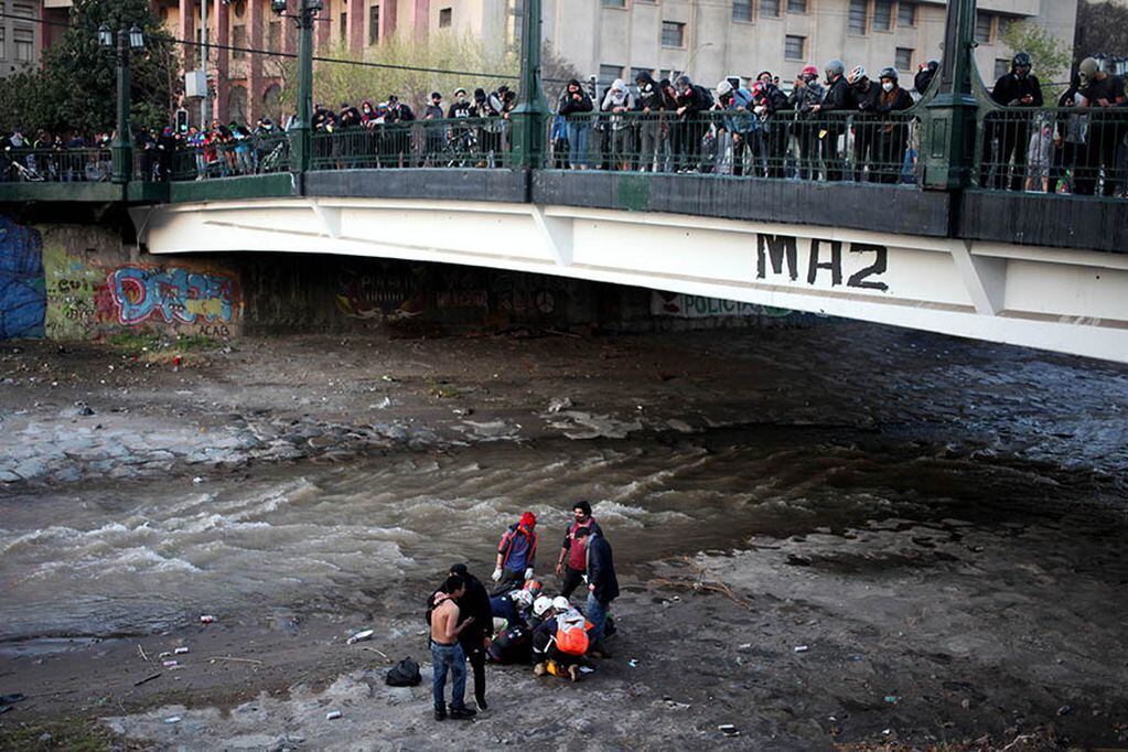 02 DE OCTUBRE DE 2020/SANTIAGOManifestante cae al Río Mapocho durante la protesta por el Apruebo en los alrededores de Plaza Italia, Santiago.FOTO: AILEN DÍAZ/AGENCIAUNO