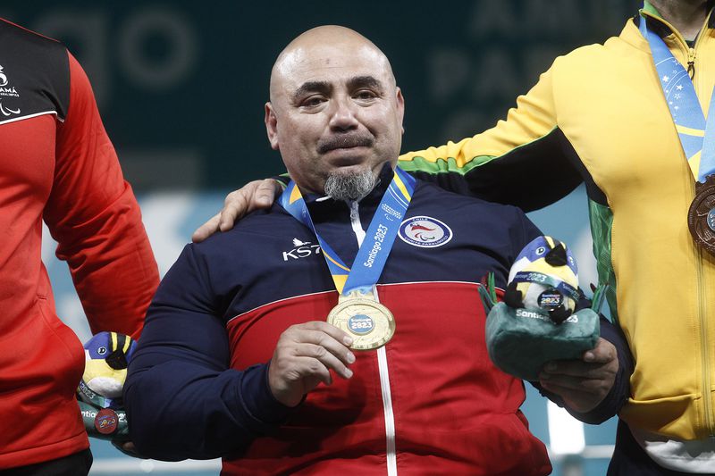 Juan Carlos Garrido con su medalla de oro en Santiago 2023.