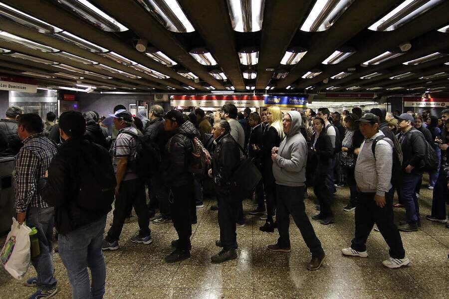 Fila en el metro.