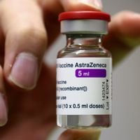 Fact checking: ¿Vacuna AstraZeneca causa viruela del mono al usar como vector ADN de chimpancé? ¿Senador tuitea mensaje contra vacunas?