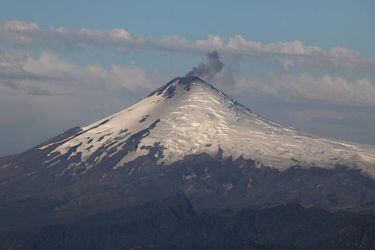 Declaran alerta naranja por aumento de actividad en volcán Villarrica: evacúan a 30 familias y Pucón suspende sus clases