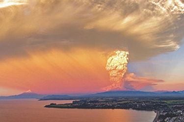 A seis años de la megaerupción del Calbuco, científico advierte: “Necesitamos con urgencia un mapa de riesgo volcánico para esta zona”