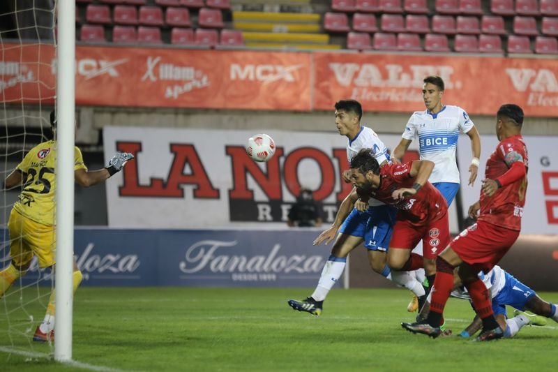 Valber Huerta provoca el autogol de Fabricio Fontanini para el 0-1 de Universidad Católica sobre Ñublense, en la primera fecha del Torneo Nacional.