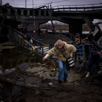 Rusia apunta a zonas urbanas en Ucrania y civiles rompen puentes para evitar paso de tanques