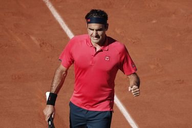 Roger Federer avanza a la segunda ronda de Roland Garros.
