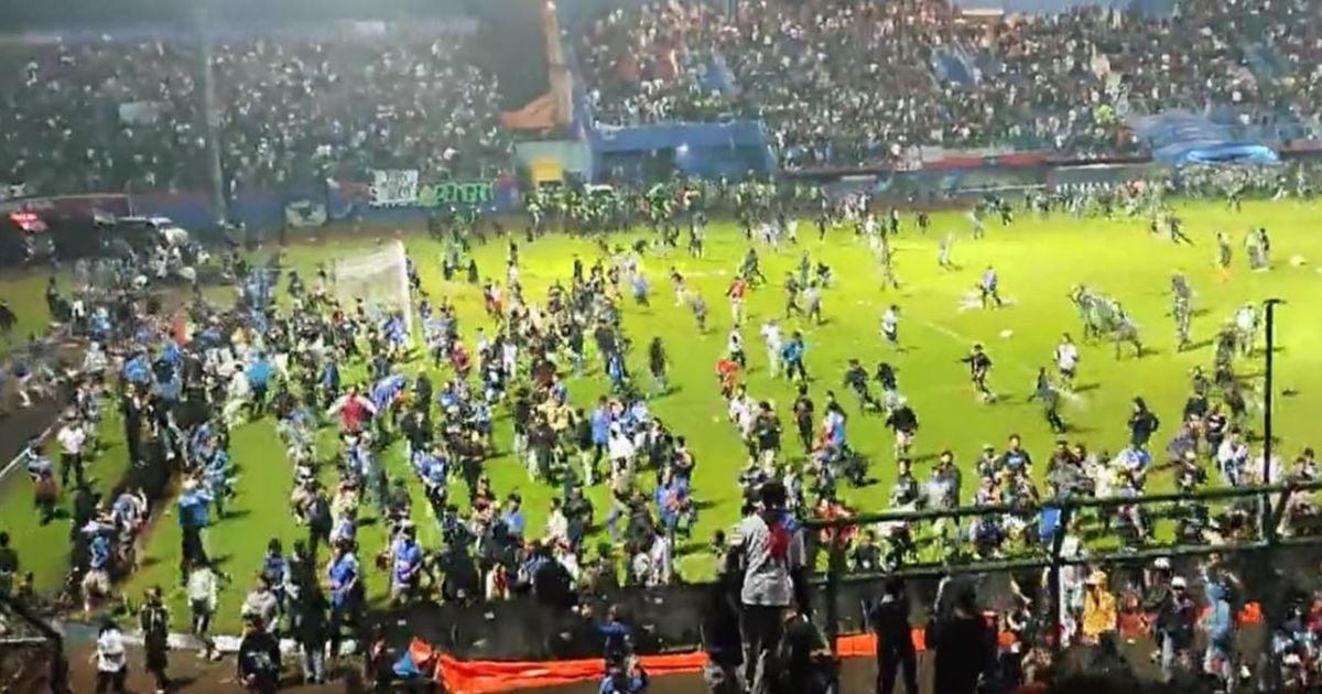 partido de fútbol terminó en tragedia en indonesia al menos 127