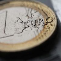 El euro sucumbe al dólar antes de reporte sobre empleo de EEUU