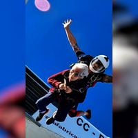 Mujer de 95 años salta en paracaídas a 4 mil metros de altura