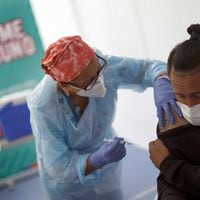 Efectividad del programa de vacunación en Chile: una sola dosis no protege, pero 14 días después de la segunda dosis protección frente a contagios es del 56%