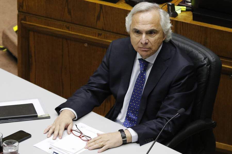 El exministro Andrés Chadwick durante la sesión especial del Senado por la acusación constitucional en su contra. Foto: Leonardo Rubilar Chandia. Agenciauno.