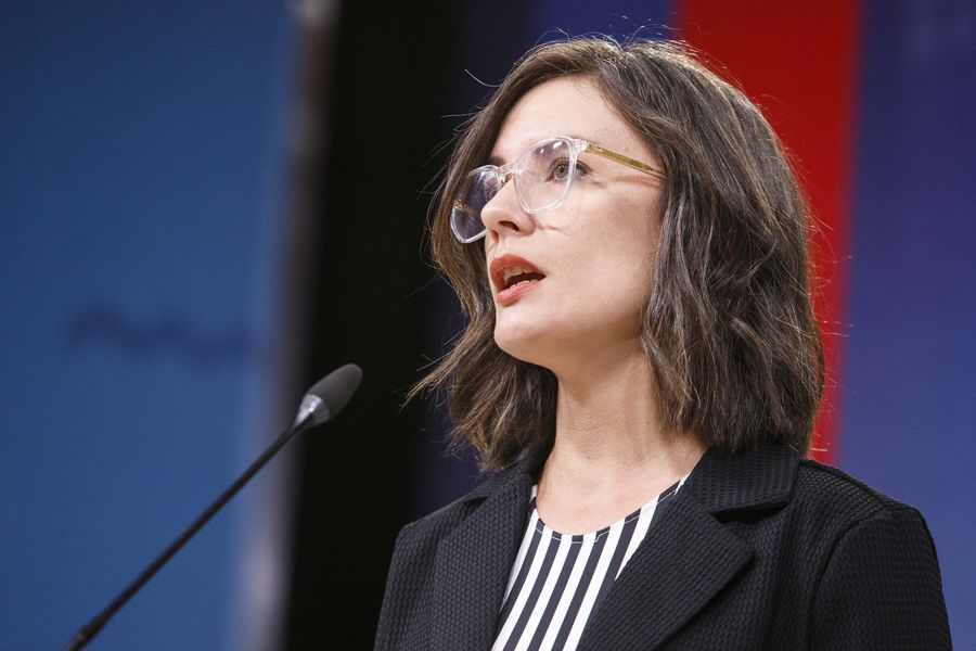 La ministra Camila Vallejo realiza una vocería en La Moneda.