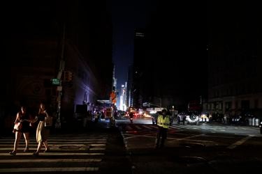 Blackout hits midtown Manhattan