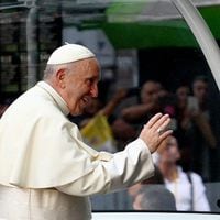 Salidas de protocolo y cercanía con los fieles: Así fueron las primeras horas del Papa Francisco en Chile