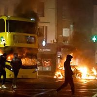 Graves disturbios en Dublín durante protestas tras apuñalamiento múltiple que dejó cinco heridos