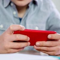 Por qué regalar un celular a un niño antes de los 12 años puede ser “un grave error”, según una especialista