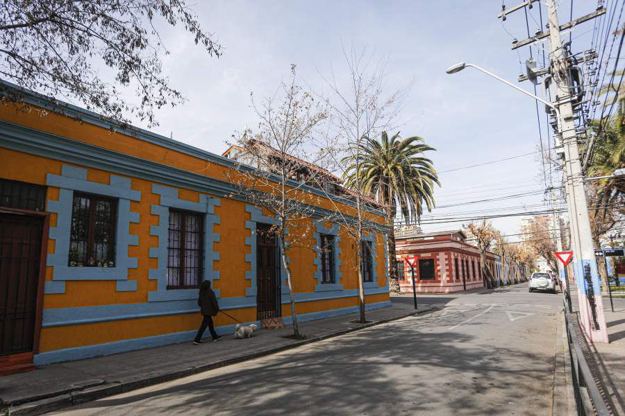 Las fachadas de distintos las viviendas de distintos barrios de Santiago están siendo remodeladas.